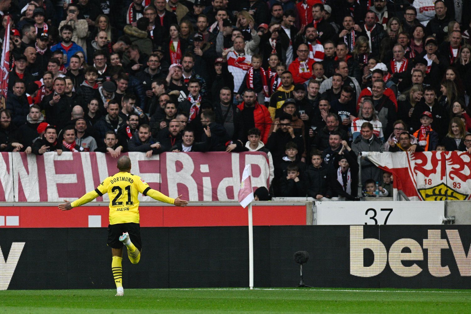 VfB Stuttgart - BVB Donyell Malen