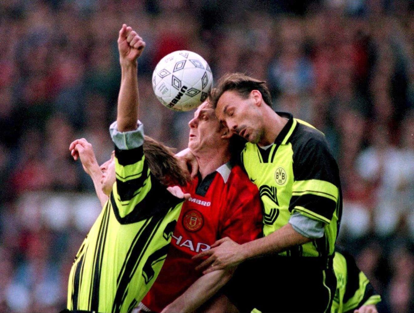 Jürgen Kohler mit Borussia Dortmund in der Champions League gegen Manchester United.
