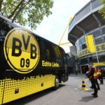 Mannschaftsbus des BVB vor dem Stadion von Borussia Dortmund.