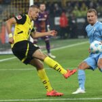 Waldemar Anton verteidigt für Borussia Dortmund gegen den VfL Bochum.