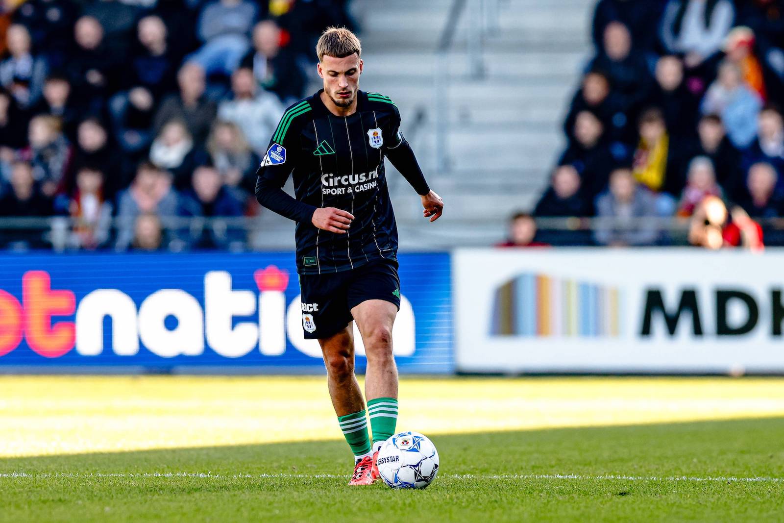 DEVENTER, 03-11-2024 , Stadium de Adelaarshorst, Dutch football, Eredivisie, season 2024 / 2025, during the match Go Ahead Eagles - PEC Zwolle, PEC Zwolle player Davy van den Berg Go Ahead Eagles - PEC Zwolle PUBLICATIONxNOTxINxNED x26651470x Copyright: