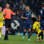 Schiedsrichter Sascha Stegemann beim Spiel VfL Bochum - Borussia Dortmund.