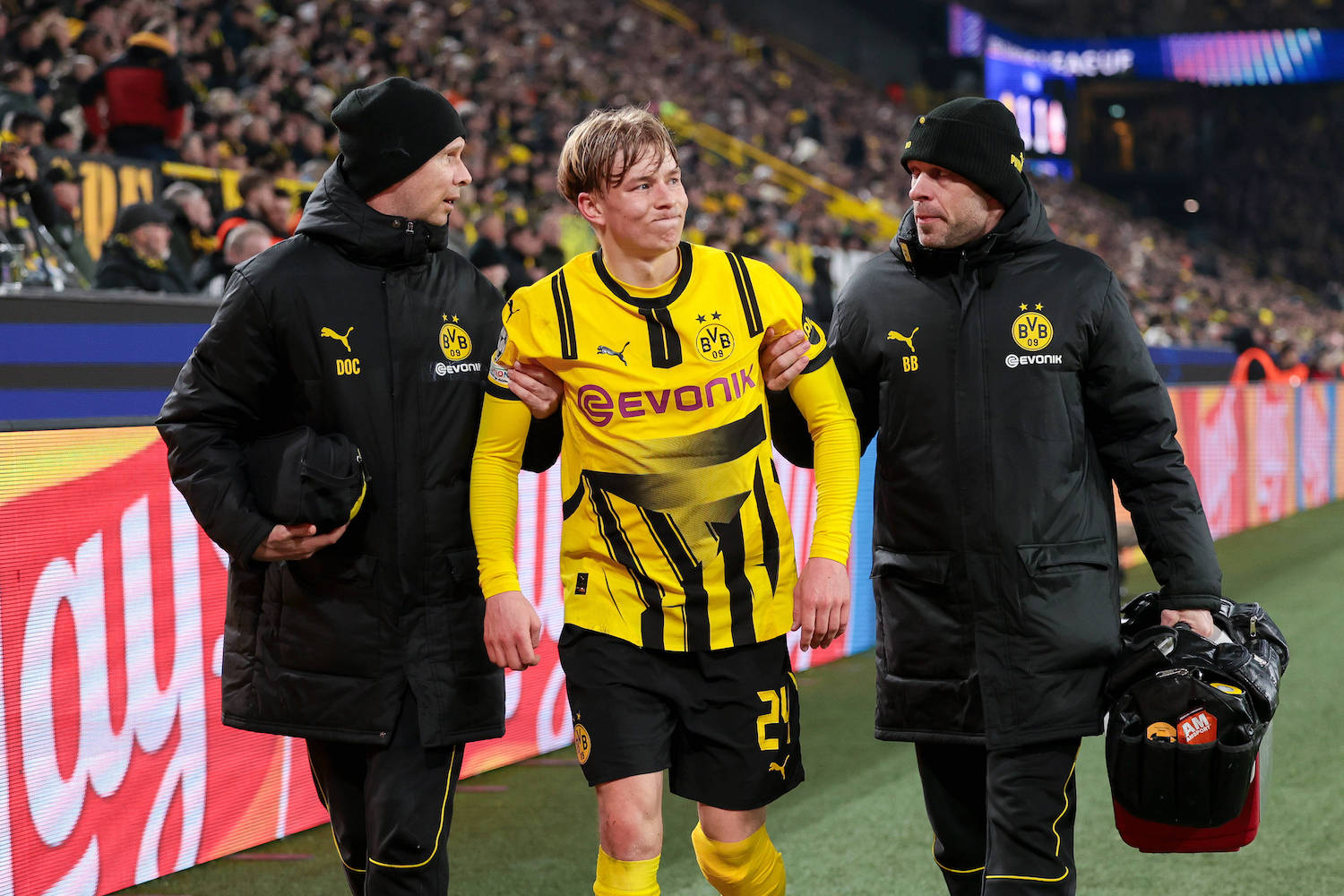 Sport Bilder des Tages 04.03.2025, UEFA Champions League, Achtelfinale, Borussia Dortmund - Lille OSC, Daniel Svensson Borussia Dortmund wird behandelt und verletzt ausgewechselt, Dortmund Signal Iduna Park NRW Deutschland xRHR-FOTO/DEx *** 04 03 2025, UEFA Champions League, round of 16, Borussia Dortmund Lille OSC, Daniel Svensson Borussia Dortmund is treated and substituted injured, Dortmund Signal Iduna Park NRW Germany xRHR PHOTO DEx Copyright: DennisxEwert/RHR-FOTOx RHR-FOTO/DE