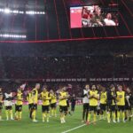 Borussia Dortmund dankt den Fans nach dem 2:2 beim FC Bayern München.