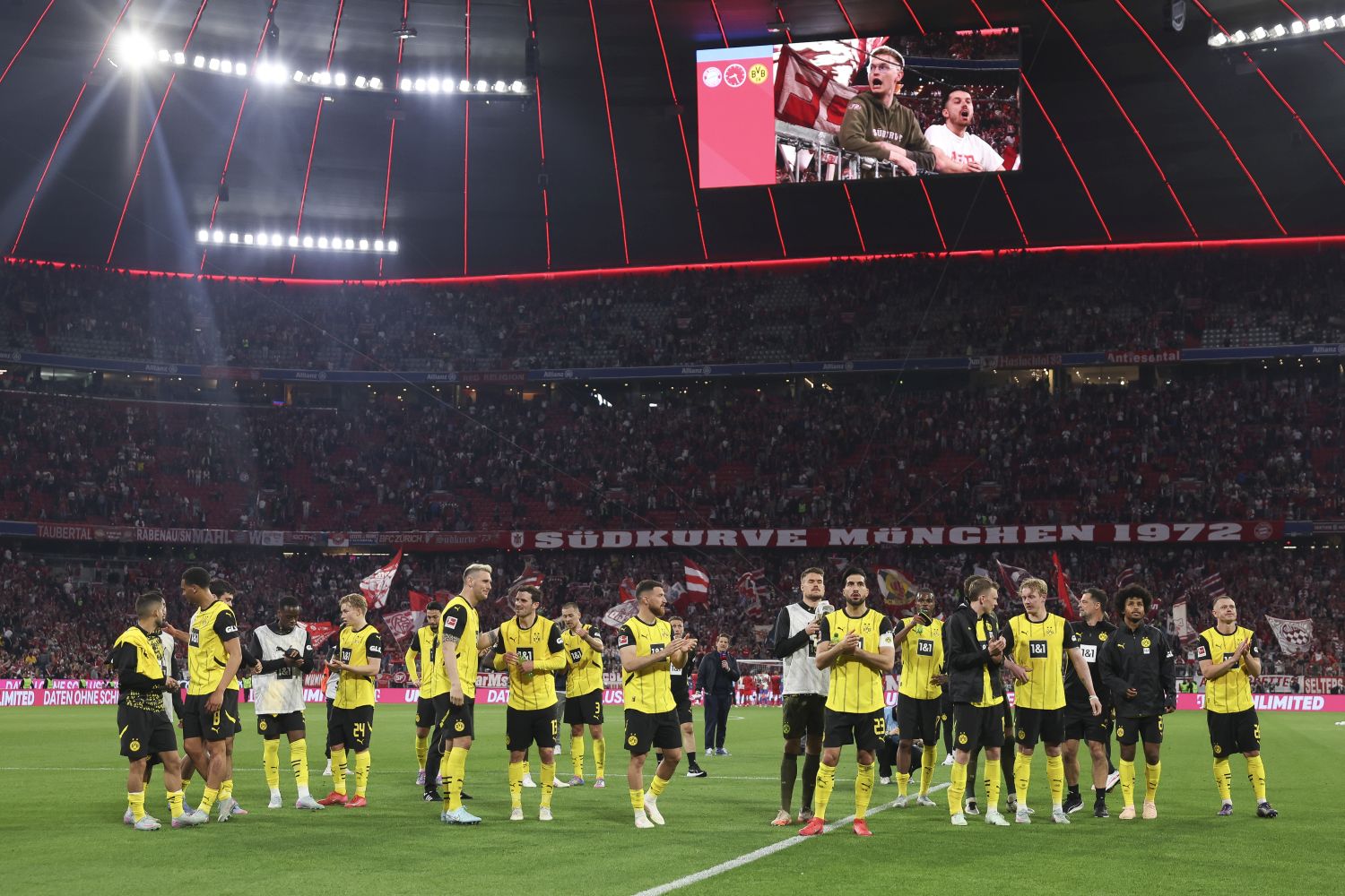Borussia Dortmund dankt den Fans nach dem 2:2 beim FC Bayern München.