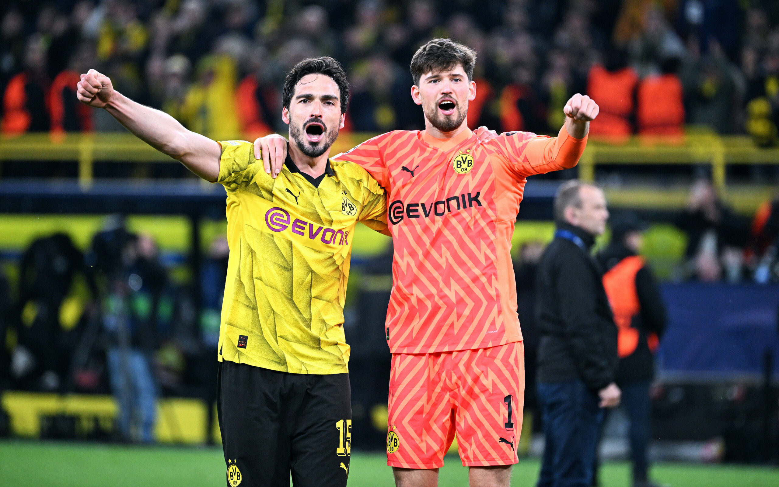Mats Hummels und Gregor Kobel