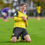 U17, U 17 Nachwuchsliga - VfL Osnabr¸ck - Borussia Dortmund U17 am 24.08.2024 im Sportpark Illoshˆhe in Osnabr¸ck Jubel, Torjubel, Torschuetze, Torsch¸tze Diego Castel-Branco Dortmund jubelt nach seinem Tor. *** U17 Junior League VfL Osnabr¸ck Borussia Dortmund U17 on 24 08 2024 at Sportpark Illoshˆhe in Osnabr¸ck Cheering, goal celebration, goal scorer, goal scorer Diego Castel Branco Dortmund cheers after his goal MT