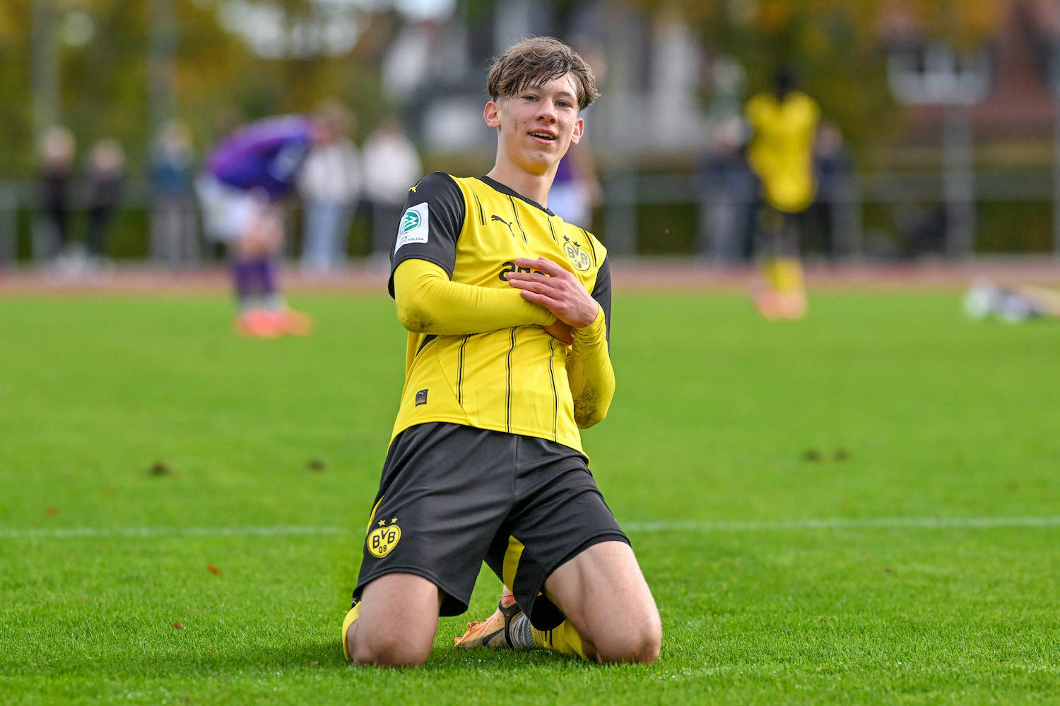 U17, U 17 Nachwuchsliga - VfL Osnabr¸ck - Borussia Dortmund U17 am 24.08.2024 im Sportpark Illoshˆhe in Osnabr¸ck Jubel, Torjubel, Torschuetze, Torsch¸tze Diego Castel-Branco Dortmund jubelt nach seinem Tor. *** U17 Junior League VfL Osnabr¸ck Borussia Dortmund U17 on 24 08 2024 at Sportpark Illoshˆhe in Osnabr¸ck Cheering, goal celebration, goal scorer, goal scorer Diego Castel Branco Dortmund cheers after his goal MT