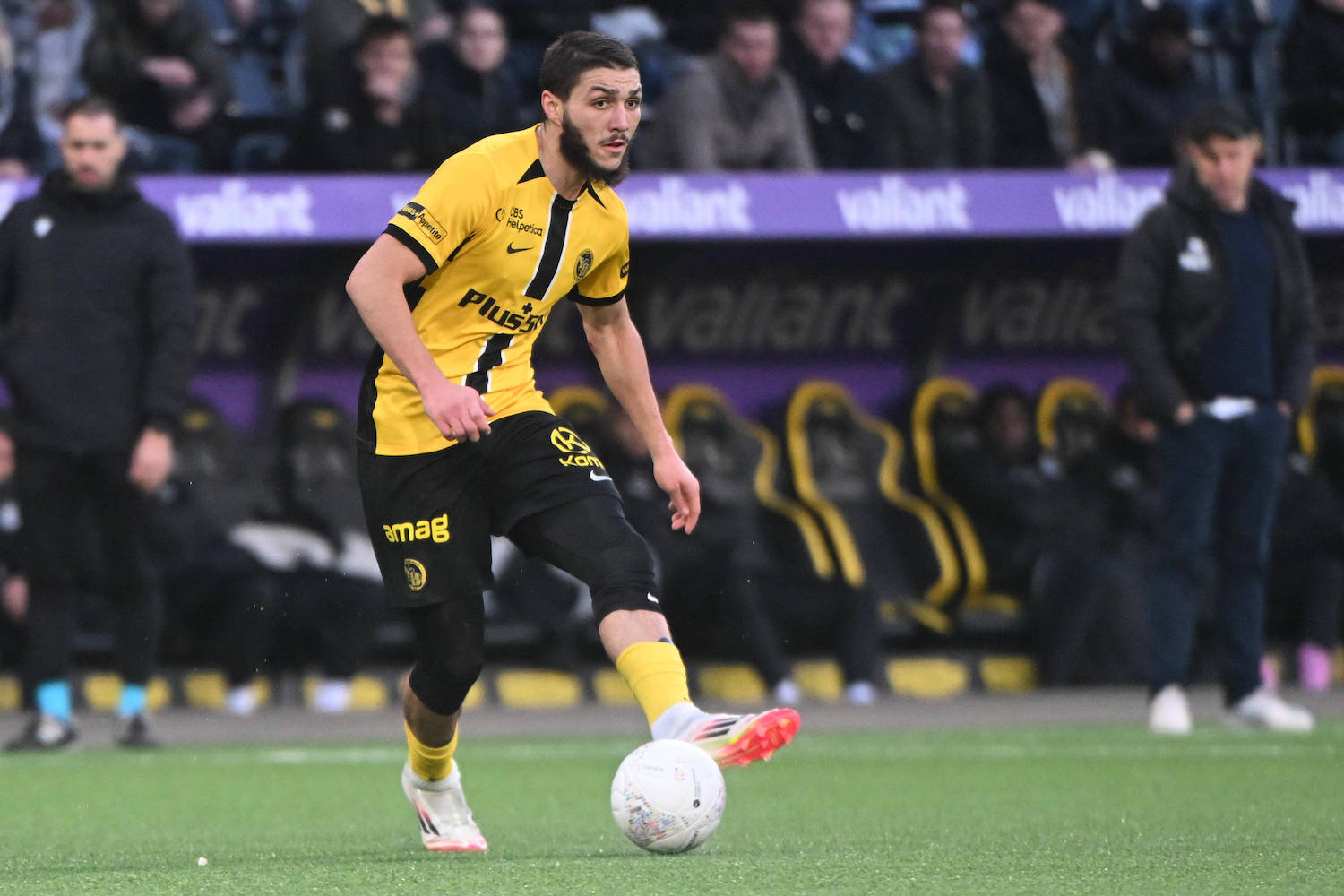 23.02.2025, Bern, Stadion Wankdorf, Super League: BSC Young Boys - FC Lugano, 3 Jaouen Hadjam Young Boys Bern Stadion Wankdorf Bern Switzerland *** 23 02 2025, Bern, Stadion Wankdorf, Super League BSC Young Boys FC Lugano, 3 Jaouen Hadjam Young Boys Bern Stadion Wankdorf Bern Switzerland Copyright: xJustPictures.ch/ManuelxWinterbergerx jp-de-MaWi-MWI_5534