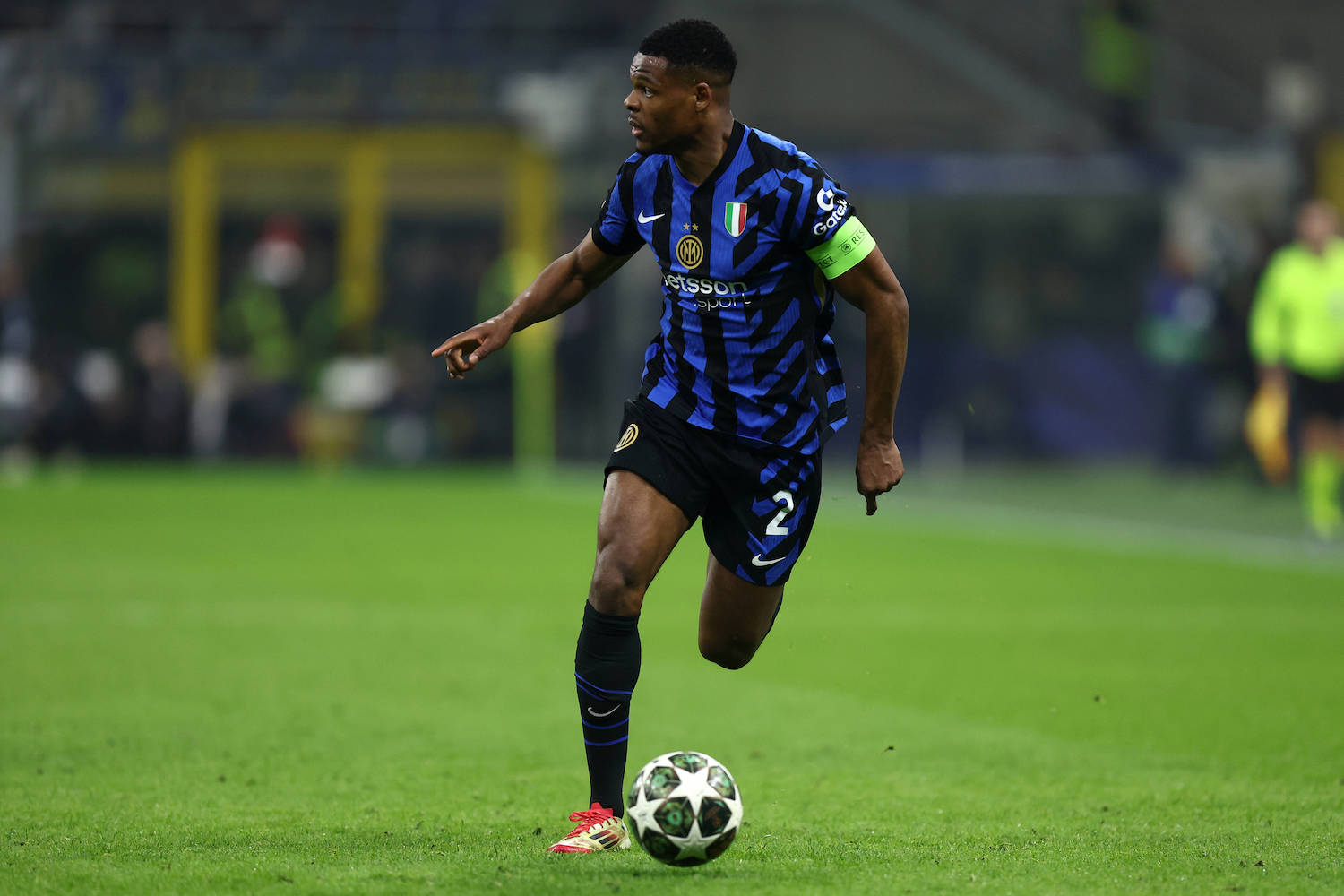 FC Internazionale - Feyenoord Denzel Dumfries of Fc Internazionale in action during the UEFA Champions League 2024/25 Round of 16 Second Leg match between FC Internazionale and Feyenoord at Stadio Giuseppe Meazza San Siro on March 11, 2025 in Milan, Italy . Milano Stadio Giuseppe Meazza Italy Copyright: xMarcoxCanonierox