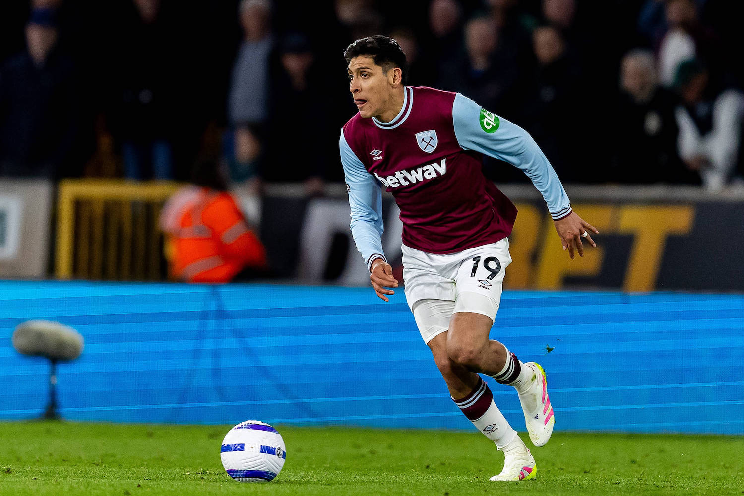 Wolverhampton Wanderers v West Ham United Premier League 01/04/2025. West Ham United midfielder Edson Alvarez 19 during the Premier League match between Wolverhampton Wanderers and West Ham United at Molineux, Wolverhampton, England on 1 April 2025. Wolverhampton Molineux West Midlands England Editorial use only DataCo restrictions apply See www.football-dataco.com , Copyright: xManjitxNarotrax PSI-21726-0131