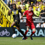Patrick Osterhage SC Freiburg, 06 und Carney Chukwuemeka BVB Dortmund, 17 im Zweikampf , Deutschland, Fussball, 1. Bundesliga, 28.Spieltag, 2024/2025, SC Freiburg vs. BVB Dortmund, 05.04.2025, Europa-Park Stadion, Freiburg im Breisgau, Deutschland DFL REGULATIONS PROHIBIT ANY USE OF PHOTOGRAPHS AS IMAGE SEQUENCES AND/OR QUASI-VIDEO. Freiburg im Breisgau Europa-Park Stadion Baden-W¸rttemberg Deutschland *** Patrick Osterhage SC Freiburg, 06 and Carney Chukwuemeka BVB Dortmund, 17 in duel , Germany, Soccer, 1 Bundesliga, 28 Matchday, 2024 2025, SC Freiburg vs BVB Dortmund, 05 04 2025, Europa Park Stadion, Freiburg im Breisgau, Germany DFL REGULATIONS PROHIBIT ANY USE OF PHOTOGRAPHS AS IMAGE SEQUENCES AND OR QUASI VIDEO Freiburg im Breisgau Europa Park Stadion Baden W¸rttemberg Germany Copyright: xGrantxHubbsx