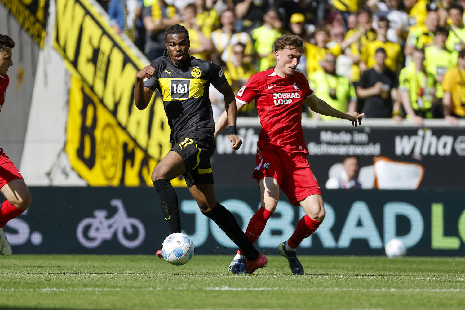 Patrick Osterhage SC Freiburg, 06 und Carney Chukwuemeka BVB Dortmund, 17 im Zweikampf , Deutschland, Fussball, 1. Bundesliga, 28.Spieltag, 2024/2025, SC Freiburg vs. BVB Dortmund, 05.04.2025, Europa-Park Stadion, Freiburg im Breisgau, Deutschland DFL REGULATIONS PROHIBIT ANY USE OF PHOTOGRAPHS AS IMAGE SEQUENCES AND/OR QUASI-VIDEO. Freiburg im Breisgau Europa-Park Stadion Baden-W¸rttemberg Deutschland *** Patrick Osterhage SC Freiburg, 06 and Carney Chukwuemeka BVB Dortmund, 17 in duel , Germany, Soccer, 1 Bundesliga, 28 Matchday, 2024 2025, SC Freiburg vs BVB Dortmund, 05 04 2025, Europa Park Stadion, Freiburg im Breisgau, Germany DFL REGULATIONS PROHIBIT ANY USE OF PHOTOGRAPHS AS IMAGE SEQUENCES AND OR QUASI VIDEO Freiburg im Breisgau Europa Park Stadion Baden W¸rttemberg Germany Copyright: xGrantxHubbsx