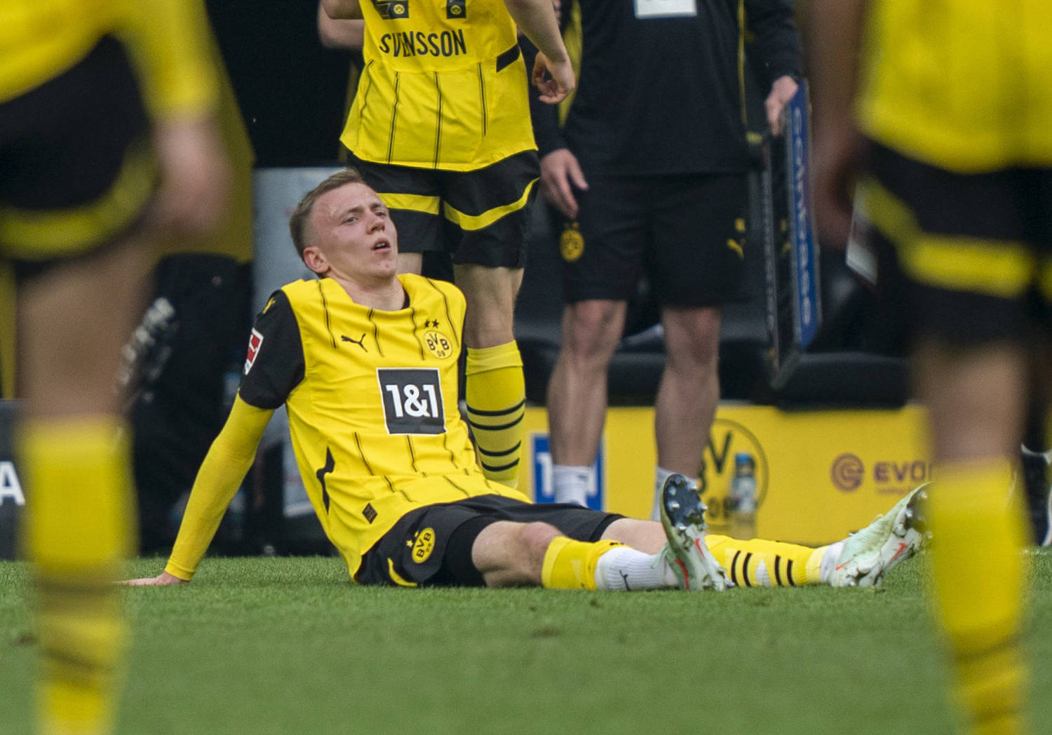 Maximilian Beier Borussia Dortmund, 14 sitzt verletzt auf dem Boden. 20.04.2025, Fussball, 1. Bundesliga: Borussia Dortmund - Borussia Mˆnchengladbach in Dortmund, Signal Iduna Park DFL regulations prohibit any use of photographs as image sequences and/or quasi-video. *** Maximilian Beier Borussia Dortmund, 14 sits injured on the ground 20 04 2025, Football, 1 Bundesliga Borussia Dortmund Borussia Mˆnchengladbach in Dortmund, Signal Iduna Park DFL regulations prohibit any use of photographs as image sequences and or quasi video Copyright: HMBxMedia/xMarcoxBader