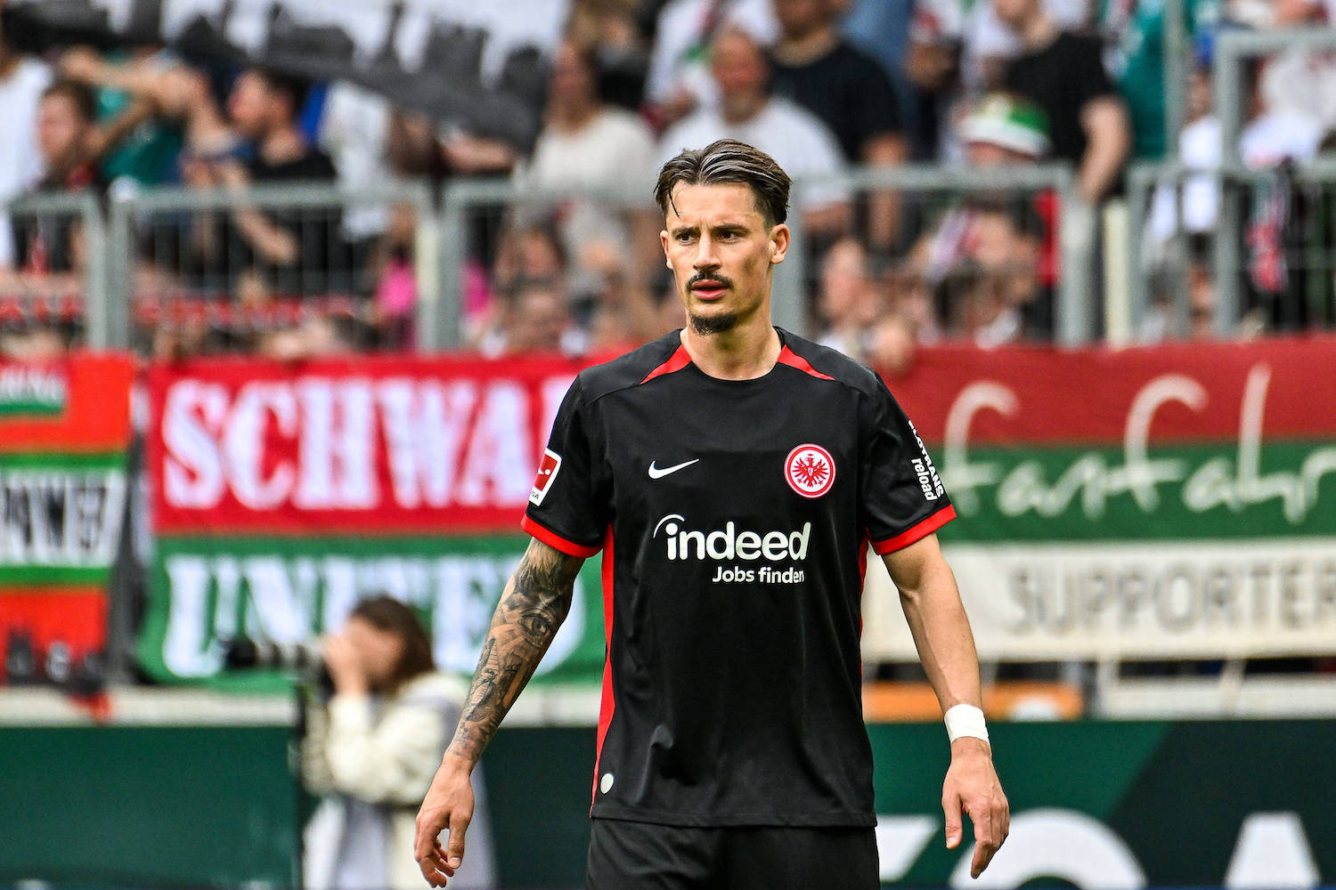 GER, 1. FBL, FC Augsburg vs Eintracht Frankfurt / 20.04.2025, WWK-Arena, Augsburg, GER, 1. FBL, FC Augsburg vs Eintracht Frankfurt, im Bild Robin Koch Frankfurt, 4 *** GER, 1 FBL, FC Augsburg vs Eintracht Frankfurt 20 04 2025, WWK Arena, Augsburg, GER, 1 FBL, FC Augsburg vs Eintracht Frankfurt, in the picture Robin Koch Frankfurt, 4 nordphotoxGmbHx/xHafner nph00200