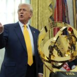 Donald Trump und Gianni Infantino mit dem Pokal der Klub-WM