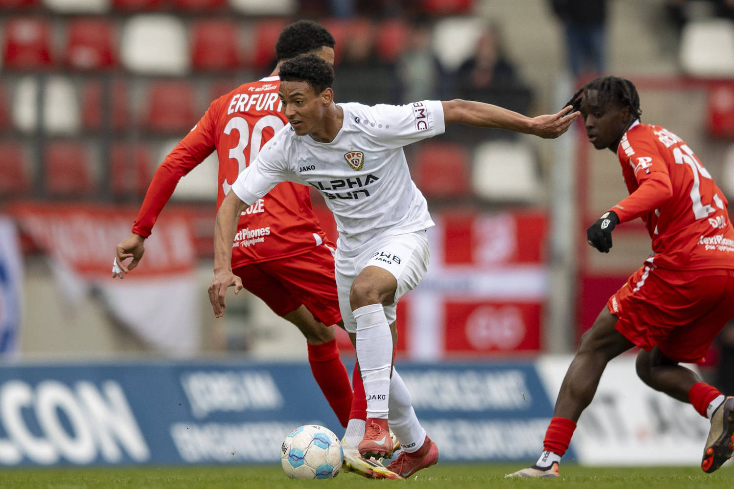 Regionalliga Nordost: FC Rot-Weiﬂ Erfurt vs. BFC Dynamo Erfurt 29.03.2025 Bennedikt Samuel Lutz W¸stenhagen 22 BFC Dynamo gegen Jeremiaha Maluze 30 FC Rot-Weiﬂ Erfurt links und Gaoussou Dabo 25 FC Rot-Weiﬂ Erfurt rechts Regionalliga Nordost: FC Rot-Weiﬂ Erfurt vs. BFC Dynamo Steigerwaldstadion Erfurt 29.03.2025 *** Regionalliga Nordost FC Rot Weiﬂ Erfurt vs BFC Dynamo Erfurt 29 03 2025 Bennedikt Samuel Lutz W¸stenhagen 22 BFC Dynamo vs Jeremiaha Maluze 30 FC Rot Weiﬂ Erfurt left and Gaoussou Dabo 25 FC Rot Weiﬂ Erfurt right Regionalliga Nordost FC Rot Weiﬂ Erfurt vs BFC Dynamo Steigerwaldstadion Erfurt 29 03 2025 Copyright: xBEAUTIFULxSPORTS/Duehringx